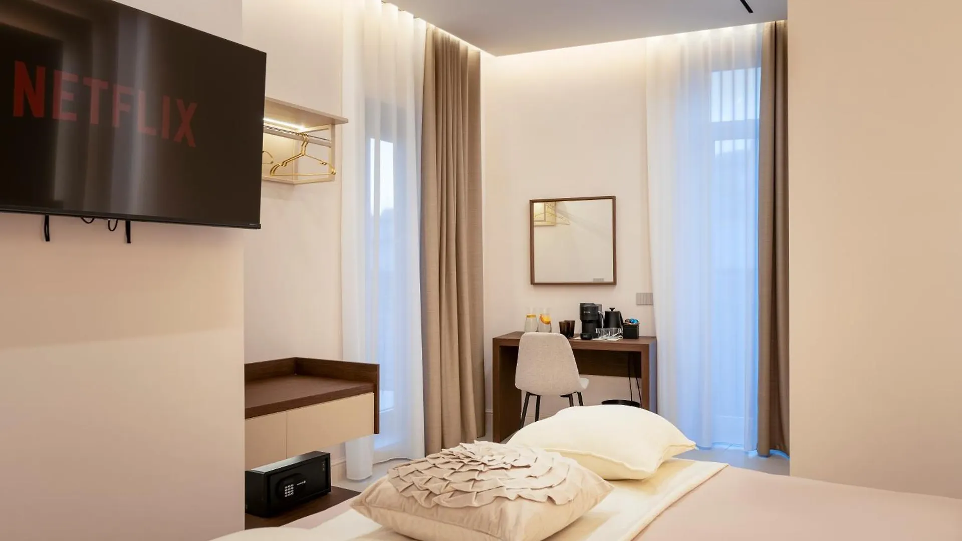 Halo Suite Naples Italy