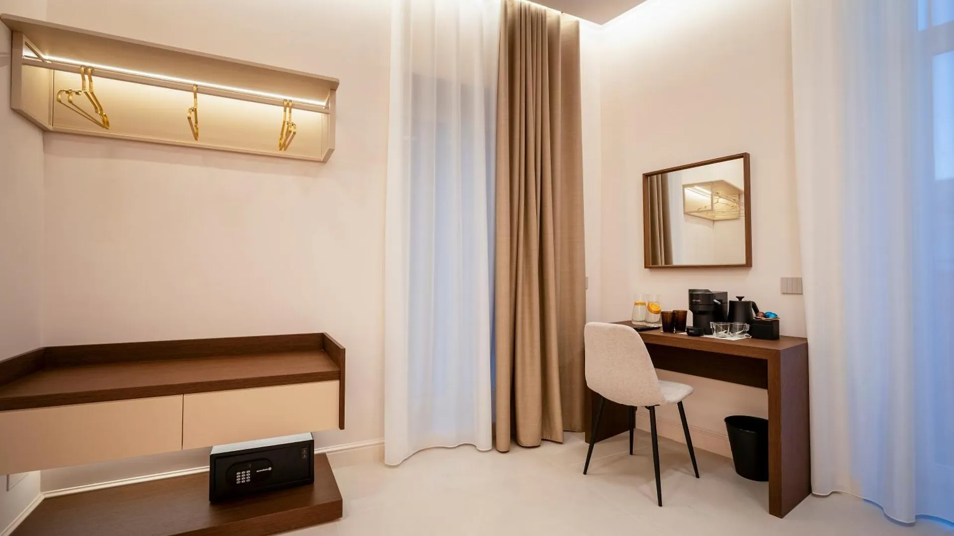 Halo Suite Naples